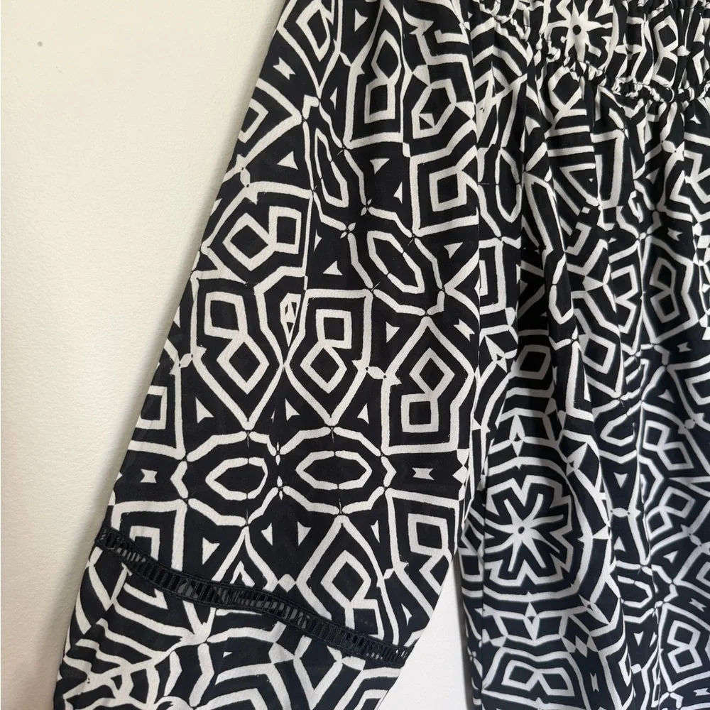 Gibson Latimer Black and White Geometric Blouse - Picture 6 of 7